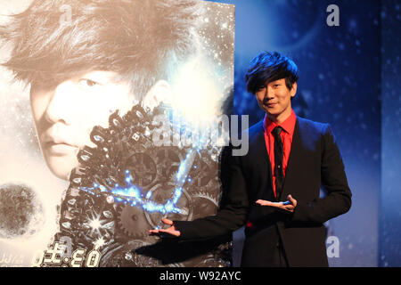 Singaporean Sänger JJ Lin stellt auf einer Pressekonferenz für sein Konzert in Peking, China, 1. Juli 2013. Stockfoto