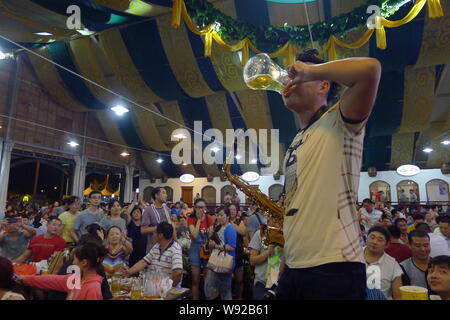 Die Menschen genießen Bier während der 23 Qingdao International Beer Festival in Qingdao, China Provinz Shandong, 23. August 2013. Galaabend rep Stockfoto