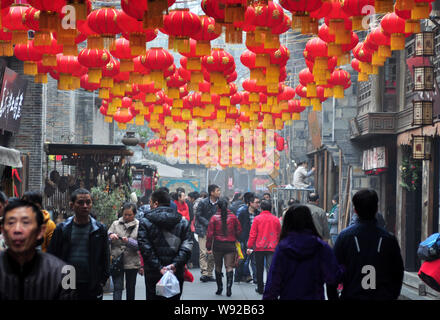 Touristen Spaziergang unter roten Laternen aufgereiht entlang Jinli Alte Straße das chinesische Mondjahr, oder Spring Festival, in Chengdu City zu feiern, Sou Stockfoto