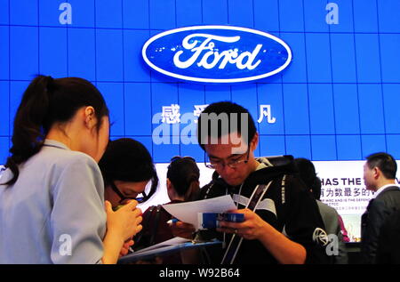 ---- Leute besuchen Sie den Stand von Ford während der 15. Internationalen Automobil- Ausstellung in Shanghai, bekannt als Auto Shanghai 2013 in Shanghai Stockfoto