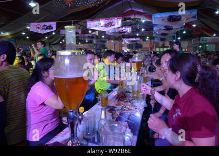 Die Menschen genießen Bier während der 23 Qingdao International Beer Festival in Qingdao, China Provinz Shandong, 23. August 2013. Galaabend rep Stockfoto