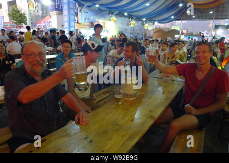 Ausländische Gäste und Einheimische genießen Sie Bier während der 23 Qingdao International Beer Festival in Qingdao, China Provinz Shandong, 23. August 20. Stockfoto