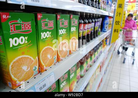 ---- Ein chinesischer Kunde wählt Kartons von Huiyuan juice in einem Supermarkt im Osten Nantong, China Jiangsu Provinz, 24. März 2013. Hongkong - Liste Stockfoto