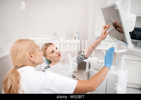 Patienten bitten, ihr Zahnarzt über den x-ray. Stockfoto