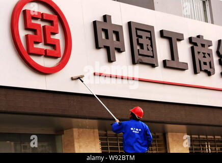 ---- Ein Arbeiter reinigt das Namensschild an einem Zweig der industriellen und kommerziellen Bank of China (ICBC) in Shanghai, China, 7. April 2010. China vier La Stockfoto