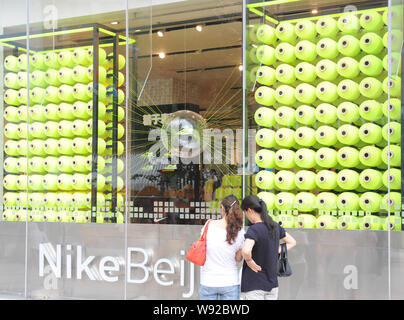 ---- Fußgängerzone an der Flagship Store von Nike an der Wangfujing Einkaufsstraße in Peking, China, 27. August 2012. Nikes Flagship Store in Beij Stockfoto