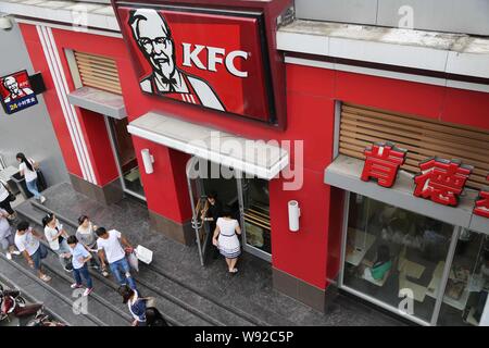 ------ Kunden eingeben und ein KFC Fastfood Restaurant von Yum Marke in Xuchang beenden, Zentrale China Provinz Henan, den 7. September 2013. China hat. Stockfoto