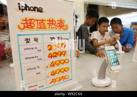 - - - - Junge chinesische Kunden versuchen, iPhone Smartphones in einem Apple Store in Xuchang, Zentrale China Provinz Jiangsu, 7. September 2013. Apple im Stockfoto