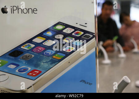 ------ Kunden versuchen, iPhone Smartphones in einem Apple Store in Xuchang, Zentrale China Provinz Jiangsu, 2. November 2013. China Mobile Ltd. hat s Stockfoto