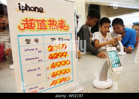 - - - - Junge chinesische Kunden versuchen, iPhone Smartphones in einem Apple Store in Xuchang, Zentrale China Provinz Jiangsu, 7. September 2013. China M Stockfoto