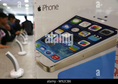 ------ Chinesische Kunden versuchen, iPhone Smartphones in einem Apple Store in Xuchang, Zentrale China Provinz Jiangsu, 2. November 2013. China Mobile Lt Stockfoto