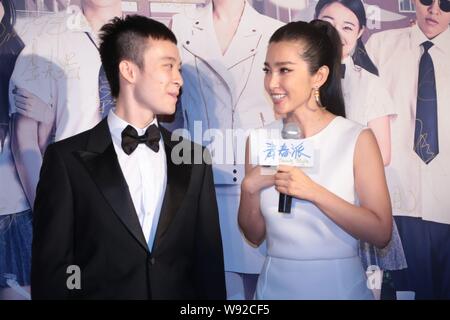 Chinesische Schauspielerin Li Bingbing, rechts, lächelt während einer Premiere für den neuen Film, Young Style, in Peking, China, 29. Juli 2013. Stockfoto