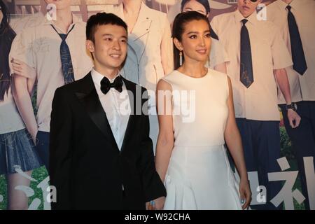 Chinesische Schauspielerin Li Bingbing, rechts, und Schauspieler Dong Zijian Pose während einer Premiere für den neuen Film, Young Style, in Peking, China, 29. Juli 2013. Stockfoto