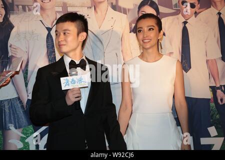 Chinesische Schauspielerin Li Bingbing, rechts, lächelt während einer Premiere für den neuen Film, Young Style, in Peking, China, 29. Juli 2013. Stockfoto