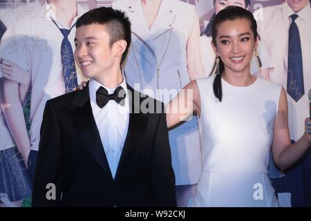 Chinesische Schauspielerin Li Bingbing, rechts, lächelt während einer Premiere für den neuen Film, Young Style, in Peking, China, 29. Juli 2013. Stockfoto