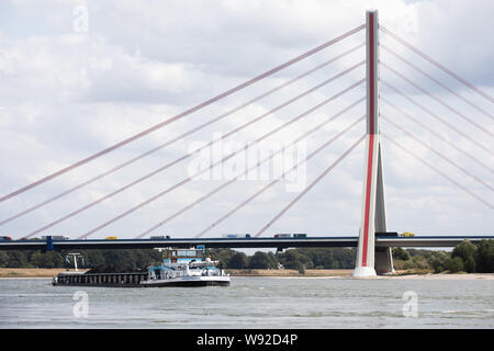 Düsseldorf, Deutschland. 12 Aug, 2019. Ansicht der Fleher Brücke. Aufgrund der Renovierung der Fleher Brücke in Düsseldorf, die Autofahrer auf der A 46 haben erhebliche Verkehrsbehinderungen zu erwarten, von Mittwoch (14.08.2019). Von 10:00 Uhr, die Straße in Richtung Neuss wird vollständig, bis 5 Uhr Montagmorgen, Parks.NRW angekündigt geschlossen werden. Ab Freitag Nacht, die gesamte Fahrbahn wird bis Montag morgen geschlossen werden. Credit: Rolf Vennenbernd/dpa/Alamy leben Nachrichten Stockfoto