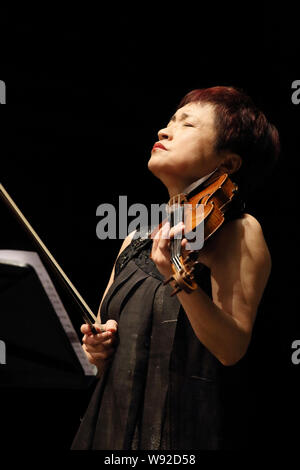 Koreanische Geigerin Kyung-wha Chung, der während eines Konzerts in Shenzhen, China Guangdong Provinz, 21. Oktober 2013. Stockfoto