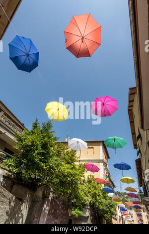 Bunte sonnenschirme Installation als Dekoration in den Straßen von Rossiglione in Italien Stockfoto