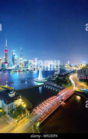 ------ Nacht der Waibaidu Brücke, Front, über den Suzhou Creek und der Bund in Puxi, den Fluss Huangpu und dem Finanzviertel Lujiazui mit t Stockfoto