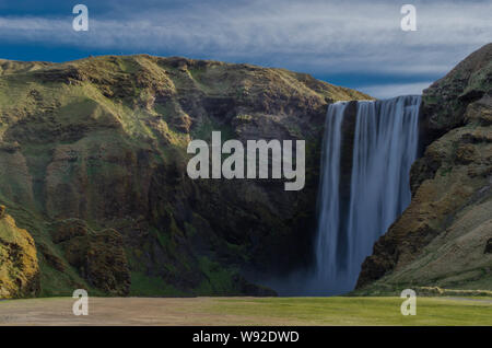 Skógafoss Wasserfalls in Icelnad ohne Menschen. Stockfoto