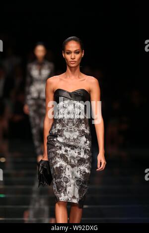 Ein Modell zeigt eine neue Schöpfung auf einer Modenschau der Hugo Boss in Shanghai, China, 30. Mai 2013. Stockfoto
