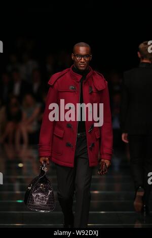 Ein Modell zeigt eine neue Schöpfung auf einer Modenschau der Hugo Boss in Shanghai, China, 30. Mai 2013. Stockfoto