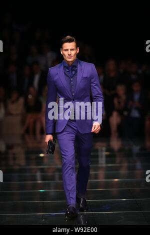Ein Modell zeigt eine neue Schöpfung auf einer Modenschau der Hugo Boss in Shanghai, China, 30. Mai 2013. Stockfoto
