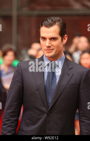 Der britische Schauspieler Henry Cavill wirft, wie er auf einer Pressekonferenz des Films, Mann aus Stahl, während des 16. Shanghai International Film Festival ankommt Stockfoto