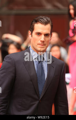 Der britische Schauspieler Henry Cavill wirft, wie er auf einer Pressekonferenz des Films, Mann aus Stahl, während des 16. Shanghai International Film Festival ankommt Stockfoto