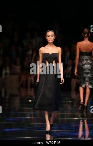 Ein Modell zeigt eine neue Schöpfung auf einer Modenschau der Hugo Boss in Shanghai, China, 30. Mai 2013. Stockfoto
