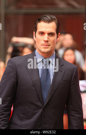 Der britische Schauspieler Henry Cavill wirft, wie er auf einer Pressekonferenz des Films, Mann aus Stahl, während des 16. Shanghai International Film Festival ankommt Stockfoto