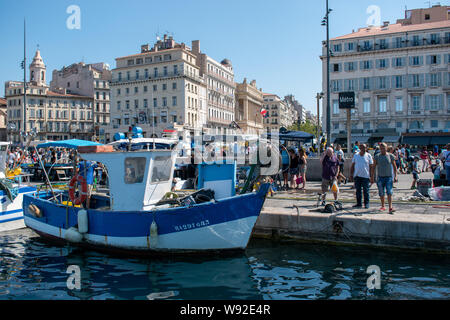 Fisch Verkäufer im Old Port, Marseille, Frankreich Stockfoto