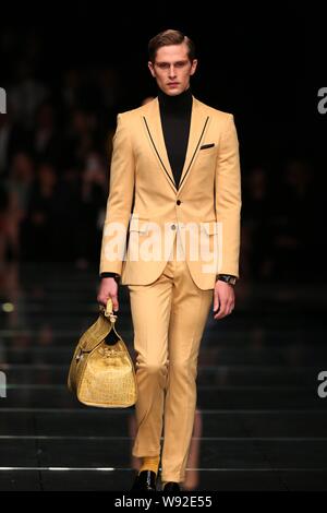 Ein Modell zeigt eine neue Schöpfung auf einer Modenschau der Hugo Boss in Shanghai, China, 30. Mai 2013. Stockfoto