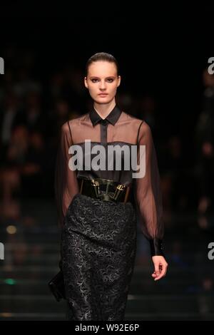 Ein Modell zeigt eine neue Schöpfung auf einer Modenschau der Hugo Boss in Shanghai, China, 30. Mai 2013. Stockfoto
