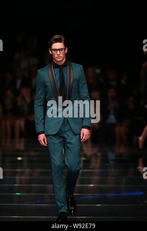 Ein Modell zeigt eine neue Schöpfung auf einer Modenschau der Hugo Boss in Shanghai, China, 30. Mai 2013. Stockfoto