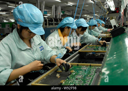 ------ Junge weibliche Chinesische Wanderarbeiter Schaltungen in einer Anlage in ChangAn town Integrierte zusammenbauen, Dongguan City, South China Guangdong Provinz, Stockfoto