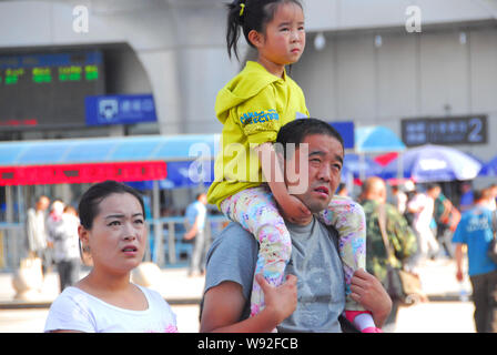 ---- Eine chinesische Paare und ihre einzige Tochter sind dargestellt in Lanzhou, Nordwesten Chinas Provinz Gansu, 11. Juni 2013. China ist zu lösen sein - c Stockfoto