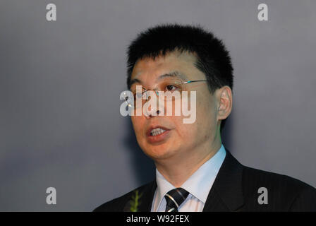 ------ Pan Yue, dann Stellvertretender Direktor des State Environmental Protection Administration, spricht während ein Wirtschaftsforum in Peking am 6. Dezember 200 Stockfoto