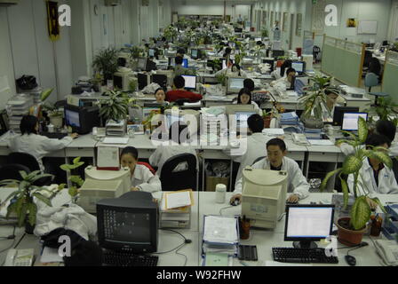 - - - - Junge chinesische Arbeiter arbeiten Desktop Computer im Büro eines elektronischen Produkte Werk in Dongguan City, South China Guangdong provinc Stockfoto