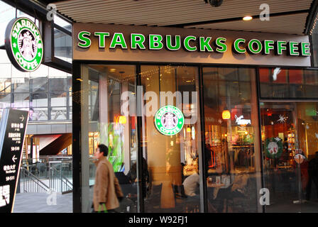---- Eine Fussgängerzone Spaziergänge Vergangenheit eine Niederlassung von Starbucks Coffee in Peking, China, 2. Dezember 2011. Nach den neuesten Statistiken von Star zur Verfügung gestellt Stockfoto