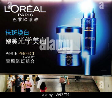 ---- Fußgänger Spaziergang unter einer Werbung für Kosmetik und Hautpflege Produkte von LOreal in Shanghai, China, 8. Juni 2012. Frances LOreal SA Sai Stockfoto