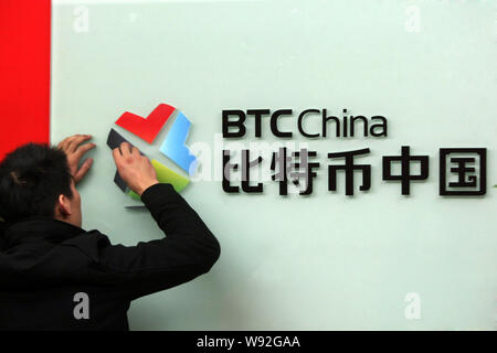 ---- Ein Mitarbeiter im Büro von BTC China, die älteste Bitcoin Austausch in China gesehen, in Shanghai, China, 26. November 2013. China hat Stockfoto