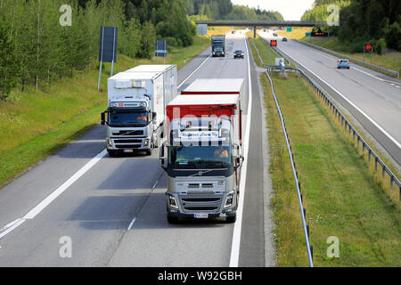 Salo, Finnland. Juli 19, 2019. Platin Volvo FH 16 schweren Lkw überholt, zwei andere Volvo Lkw auf finnische Nationalstraße 1, E 18, im Sommer. Stockfoto