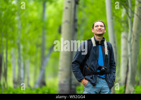 Snodgrass Trail mit Mann suche in Aspen Wald in Mount Crested Butte, Colorado im Nationalpark Berge im Sommer Stockfoto