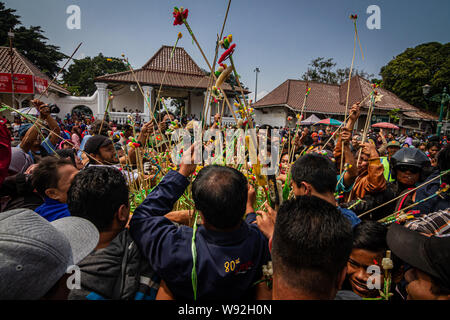 Yogyakarta, Indonesien. 12 Aug, 2019. Indonesische drängeln für die 'Gunungan', ein Modell von einem Berg aus klebrigem Reis, Süßigkeiten, verschiedene Lebensmittel, Obst und Gemüse aus Kraton Palace während Grebeg Ritual als Teil der Feiern zum Eid al-Adha, hat keine bestimmte Zeitdauer an kauman Große Moschee in Yogyakarta. Muslime auf der ganzen Welt feiern das Eid al-Adha, hat keine bestimmte Zeitdauer oder Festival der Opfer, der das Ende der jährlichen Haj Pilgrimage markiert. (Foto durch Rizqullah Hamiid Saputra/Pacific Press) Quelle: Pacific Press Agency/Alamy leben Nachrichten Stockfoto