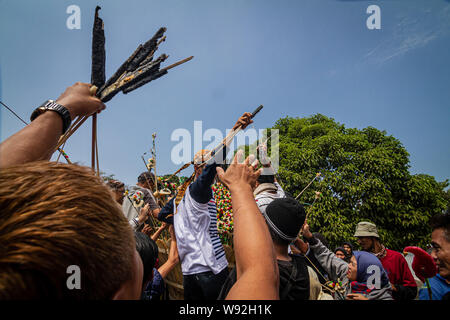 Yogyakarta, Indonesien. 12 Aug, 2019. Indonesische drängeln für die 'Gunungan', ein Modell von einem Berg aus klebrigem Reis, Süßigkeiten, verschiedene Lebensmittel, Obst und Gemüse aus Kraton Palace während Grebeg Ritual als Teil der Feiern zum Eid al-Adha, hat keine bestimmte Zeitdauer an kauman Große Moschee in Yogyakarta. Muslime auf der ganzen Welt feiern das Eid al-Adha, hat keine bestimmte Zeitdauer oder Festival der Opfer, der das Ende der jährlichen Haj Pilgrimage markiert. (Foto durch Rizqullah Hamiid Saputra/Pacific Press) Quelle: Pacific Press Agency/Alamy leben Nachrichten Stockfoto