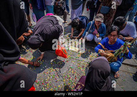 Yogyakarta, Indonesien. 12 Aug, 2019. Indonesische drängeln für die 'Gunungan', ein Modell von einem Berg aus klebrigem Reis, Süßigkeiten, verschiedene Lebensmittel, Obst und Gemüse aus Kraton Palace während Grebeg Ritual als Teil der Feiern zum Eid al-Adha, hat keine bestimmte Zeitdauer an kauman Große Moschee in Yogyakarta. Muslime auf der ganzen Welt feiern das Eid al-Adha, hat keine bestimmte Zeitdauer oder Festival der Opfer, der das Ende der jährlichen Haj Pilgrimage markiert. (Foto durch Rizqullah Hamiid Saputra/Pacific Press) Quelle: Pacific Press Agency/Alamy leben Nachrichten Stockfoto