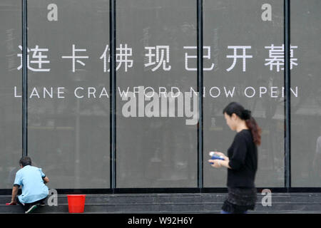 ---- Einen Fußgänger an der Flagship Store von Lane Crawford in Shanghai, China, 10. Oktober 2013. Paar Luxus Marken haben in Asien bereits so lange Stockfoto