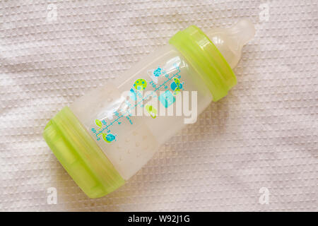 Dirty verwendet Mam baby bottle, Flasche Baby's, Flasche für Babys auf Baby Bettwäsche - unhygienisch, Keime Stockfoto