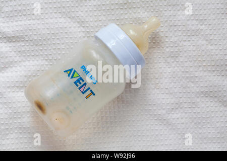 Dirty verwendet Philips AVENT Fläschchen, Flasche Baby's, Flasche für Babys auf Baby Bettwäsche - unhygienisch, Keime Stockfoto